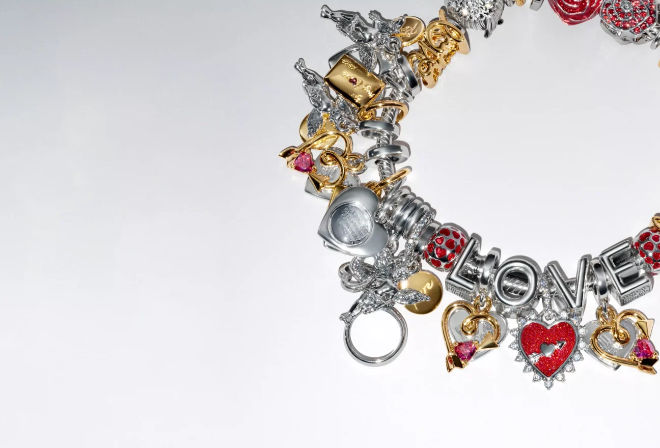 Pandora, the name synonymous with iconic charm bracelets and exquisite jewelry, has come a long way since its modest beginnings in a small Danish jeweler’s shop. Today, it is a global leader in the jewelry industry, renowned for its high-quality craftsmanship and timeless designs. But the path to becoming one of the world’s most recognizable jewelry brands is a story of innovation, expansion, and unwavering commitment to quality.