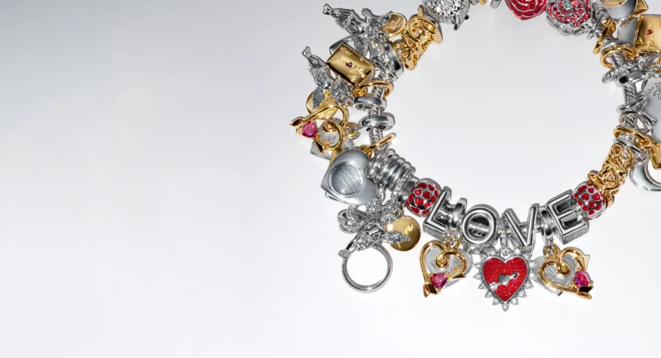Pandora, the name synonymous with iconic charm bracelets and exquisite jewelry, has come a long way since its modest beginnings in a small Danish jeweler’s shop. Today, it is a global leader in the jewelry industry, renowned for its high-quality craftsmanship and timeless designs. But the path to becoming one of the world’s most recognizable jewelry brands is a story of innovation, expansion, and unwavering commitment to quality.