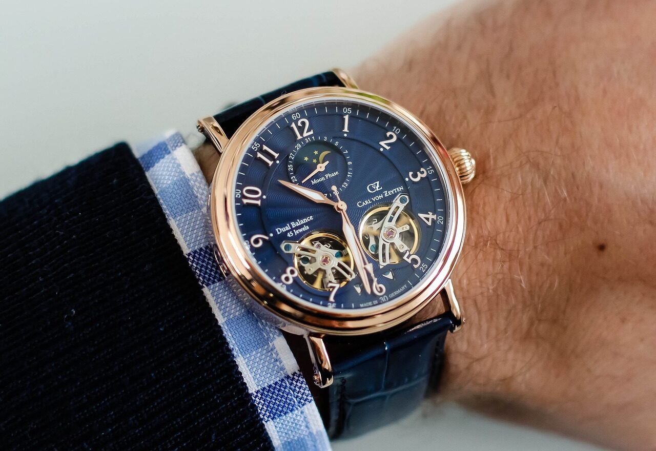 In the world of premium lifestyle accessories, Nixon stands out as a symbol of innovation, creativity, and independent spirit. What began as a small boutique line of watches in Encinitas, California, has since evolved into a global brand that resonates with individuals from all walks of life. Nixon’s journey from a niche product to an internationally recognized brand is not just a story of growth—it’s a testament to the power of passion, perseverance, and a commitment to craftsmanship.