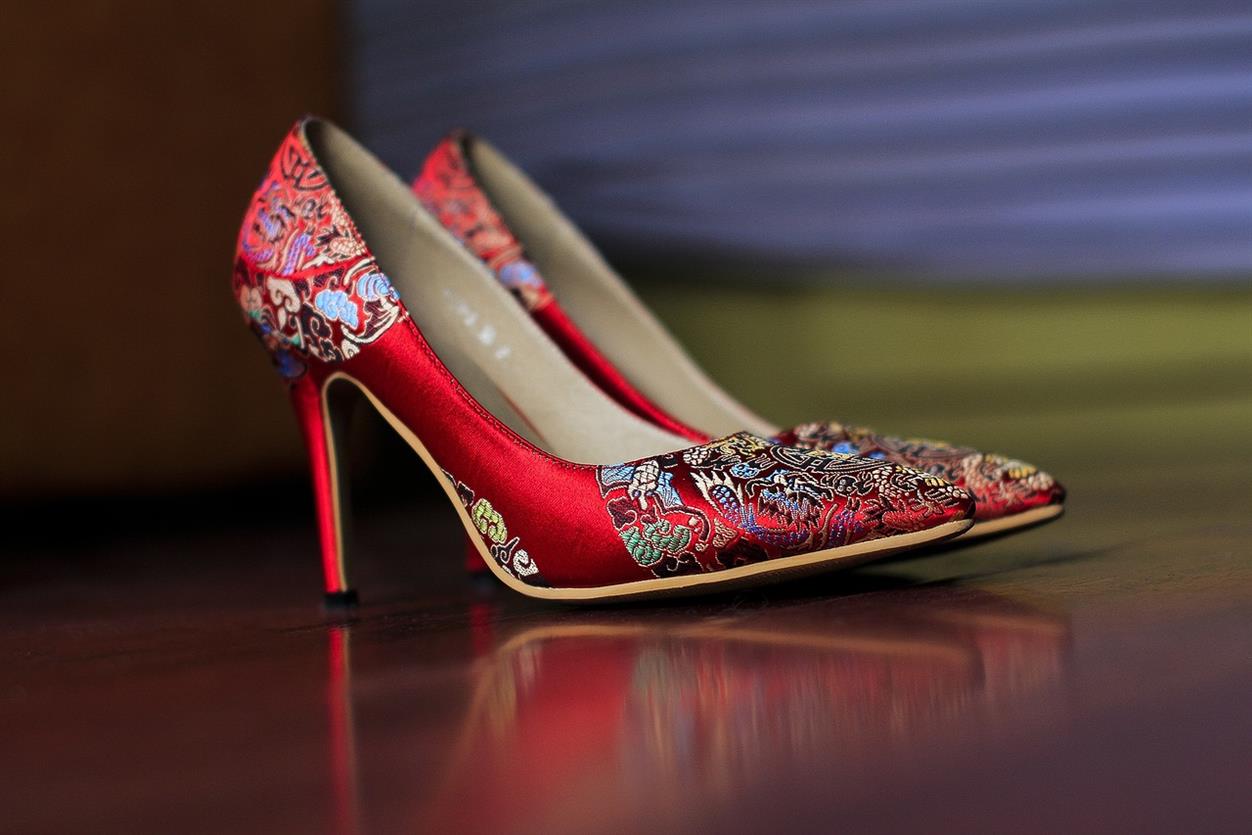 Since its inception in 1940, LifeStride has been a trusted companion for women seeking the perfect balance of style, fit, and value. Rooted in the belief that fashion should be both functional and attainable, LifeStride has spent over eight decades crafting footwear that resonates with women of all walks of life. Let’s take a step back and explore the journey that has made LifeStride synonymous with timeless style and unmatched comfort.