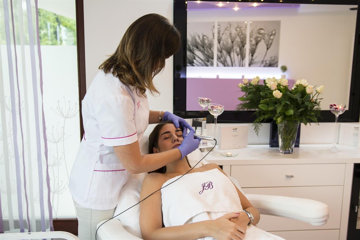 In the world of beauty and skincare, finding a brand that seamlessly blends science-backed anti-aging solutions with a commitment to ethical beauty can be challenging. City Beauty has emerged as a leader in this space, offering innovative, cruelty-free skincare that delivers real results. With a mission to empower individuals to look and feel their best, City Beauty has redefined what it means to age gracefully while prioritizing skin health and sustainability.
